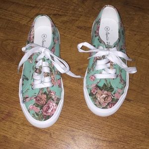 ⭐️Cute floral woman’s shoe